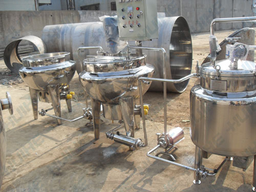 夾層鍋與其它不銹鋼罐結(jié)合使用現(xiàn)場圖