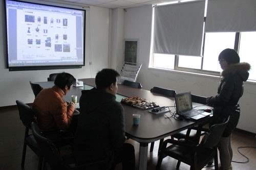 河南商丘豆奶生產線客戶正在與業務員及工程人員洽談