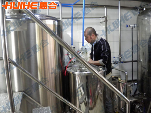 江蘇南通1500L全自動CIP清洗系統調試現場圖3